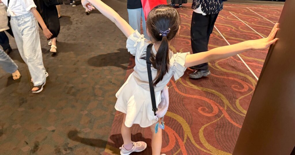【ブチギレ】8歳の娘と実写版『リロ＆スティッチ』を観たら父はイライラMAX！ 娘は半ギレからの…… - ロケットニュース24