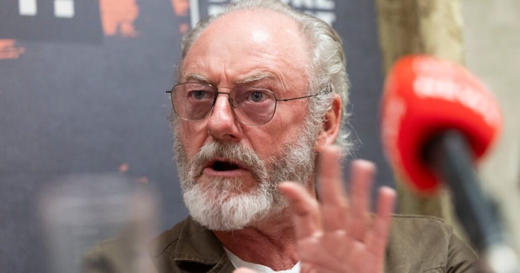 リアム・カニンガムは、政府がアイルランドの中立性キャンペーンを承認しているため、「暖かい人と一緒にいる」と言います