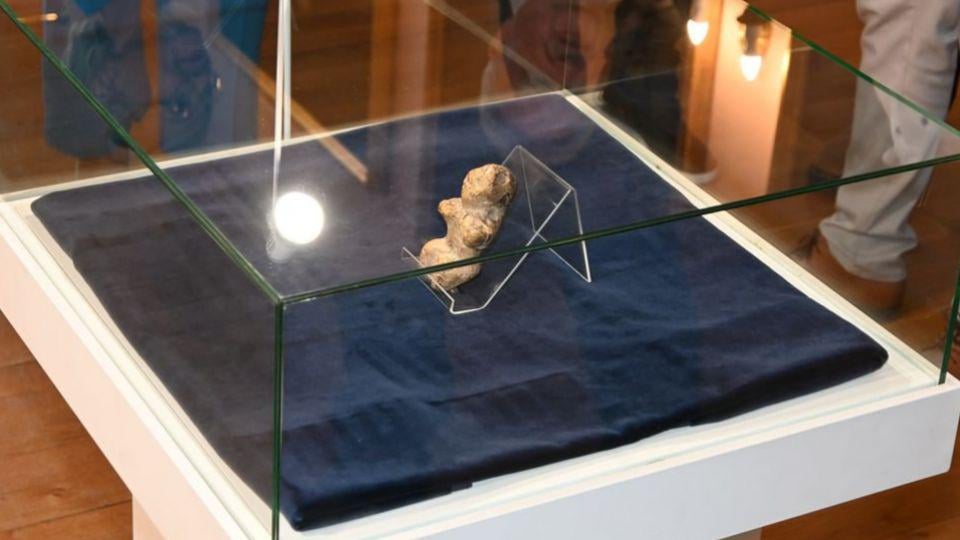考古学者は、ポーランドで見つかった金星の置物を確認しています6、000年前