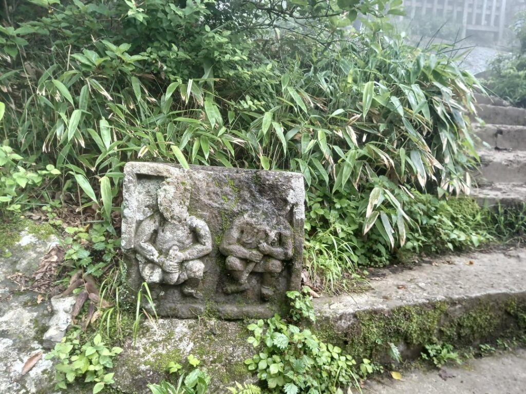 山奥で古代の遺跡を発見！...左側、持っているのお酒だよな？