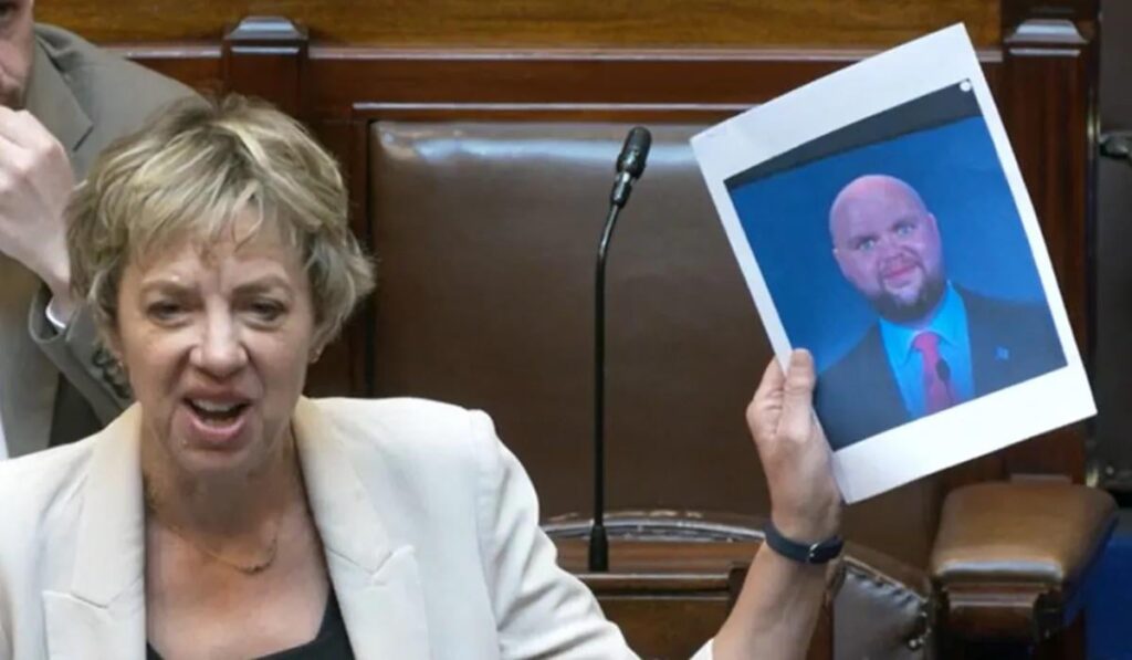 Ivana Bacikは、アイルランド議会で米国VP JD Vanceのミームを持ち上げながら話します。