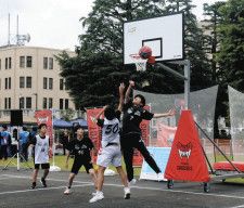 バスケゴール 街ににぎわい　グラウジーズ寄贈 富山に２基設置