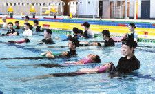 プール開きへ準備ＯＫ？　金沢の新任小学教諭 水の事故防止へ研修