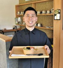 山の寺カフェ にぎわい生む　津幡・慶専寺 蔵改装しオープン　住職焙煎コーヒーやケーキ「河合谷の魅力を発信」