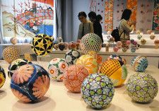 ころころカラフル 加賀手まりずらり　金沢で作品展