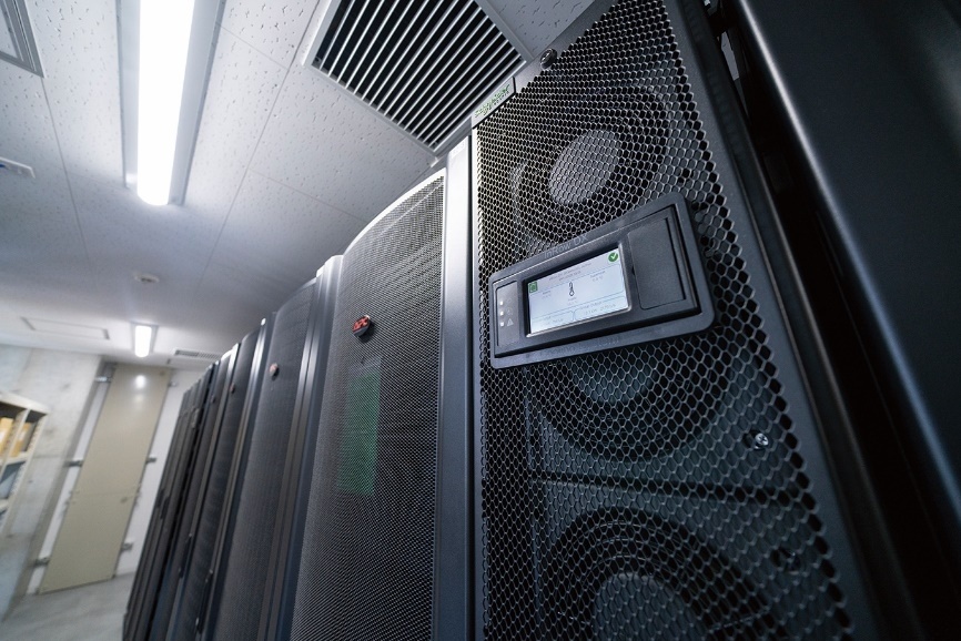 シュナイダーエレクトリック、和歌山県田辺市の新庁舎にサーバールーム向けトータルソリューションを導入 - クラウド Watch