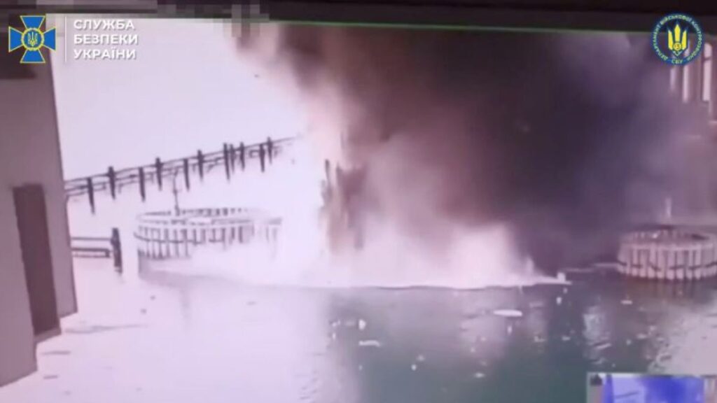 ウクライナ、クリミア橋の基礎部分を爆破　「ロシア部隊への補給線」 - CNN.co.jp