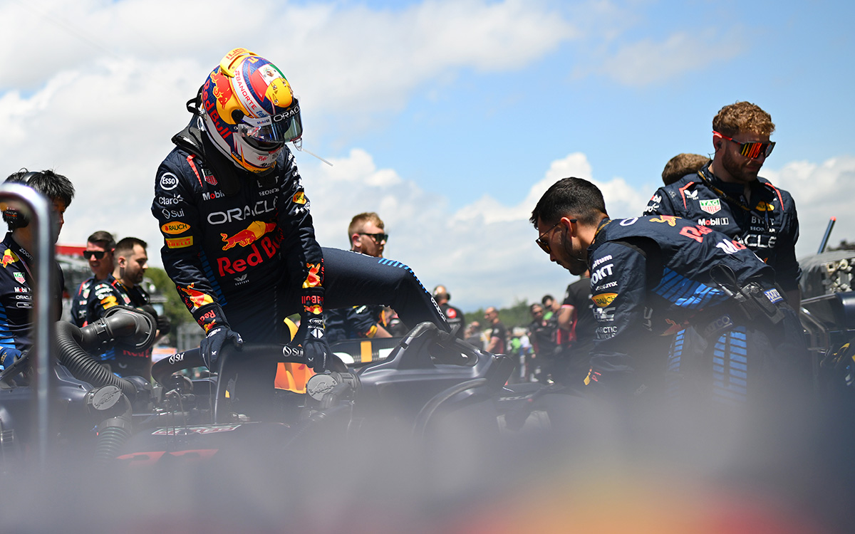 グリッドで走行準備をするセルジオ・ペレス（レッドブル・レーシング）、2024年6月23日(日) F1スペインGP決勝前（カタロニア・サーキット）