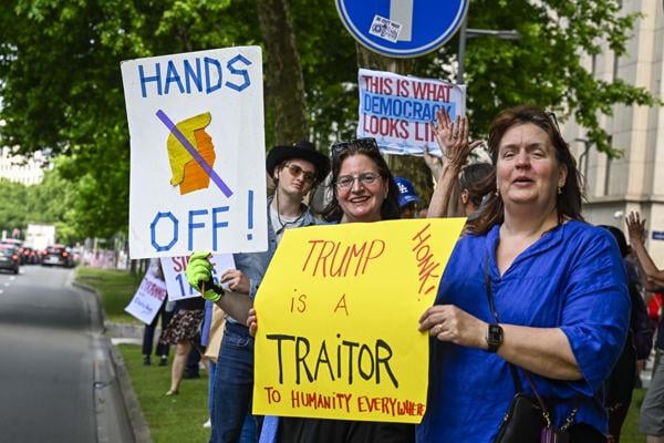 ブリュッセルの米国大使館でのトランプに対する海外の民主党員抗議