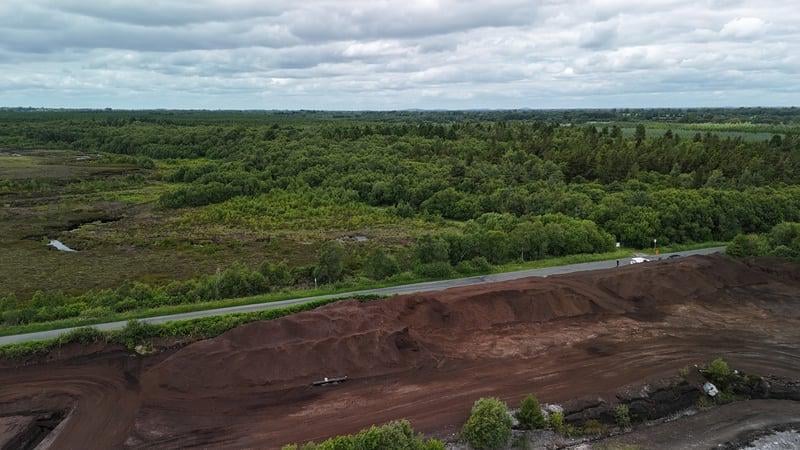 違法な泥炭の収穫作業と、植物相と動物相で覆われた手付かずの沼地を備えた保護された国家遺産の違い。場所は、Co.WestmeathのKilbrideのパスにあります。