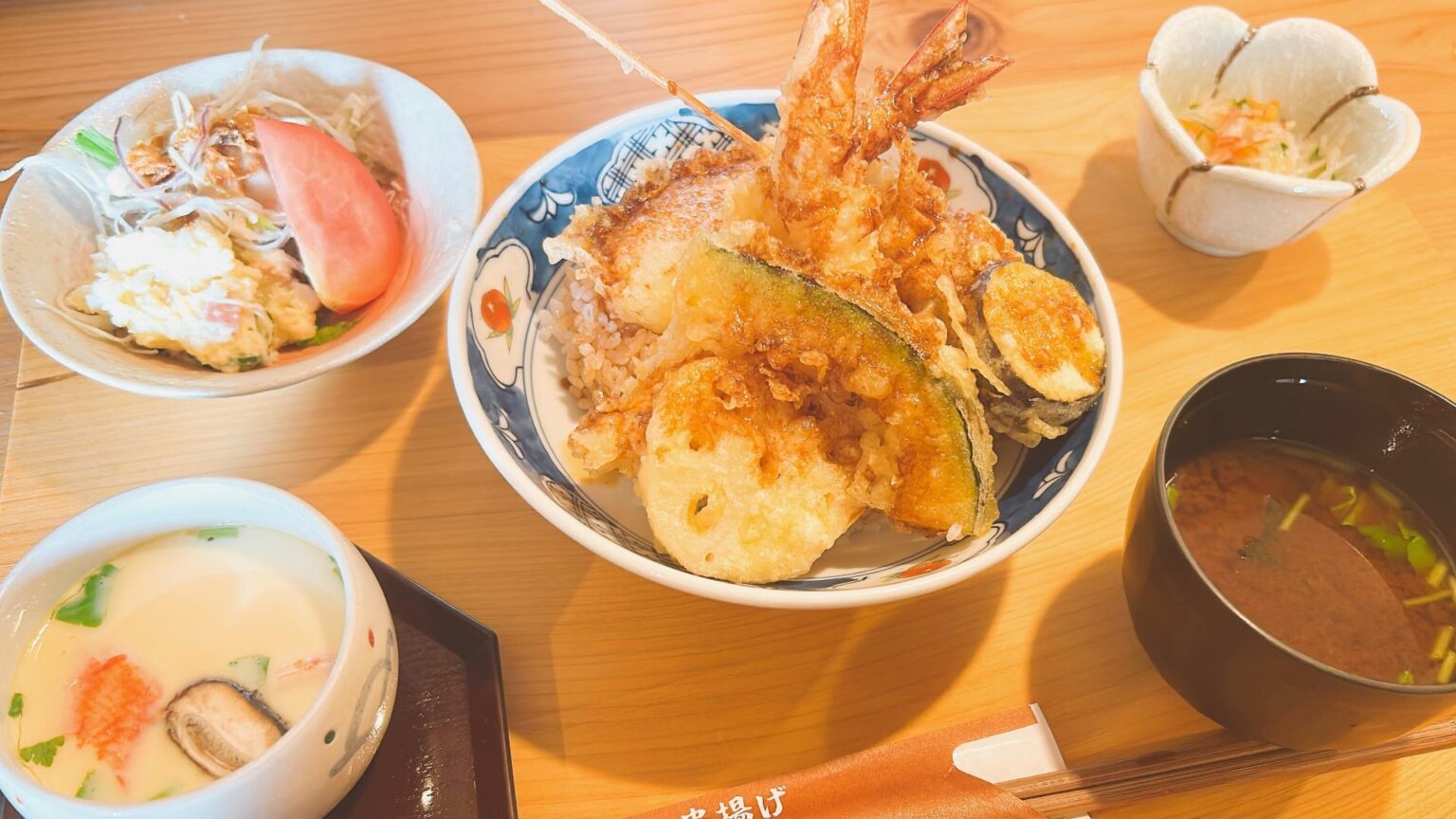 【桑名市】サクッと揚げたての天丼×たっぷりの甘辛ダレ！あれこれ食べられる定食が嬉しい！（ともろん） - エキスパート - Yahoo!ニュース