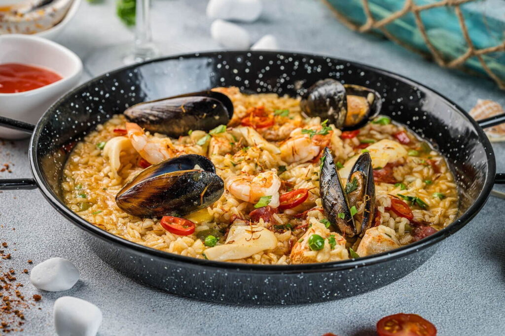 横浜赤レンガ倉庫でギリシャ・サントリーニ島やスペイン・イビザ島の雰囲気を体験、本格地中海料理も - ファッションプレス