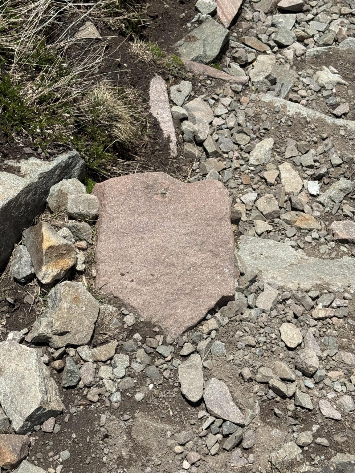 私は山にポーランドの形をした岩を見つけました
