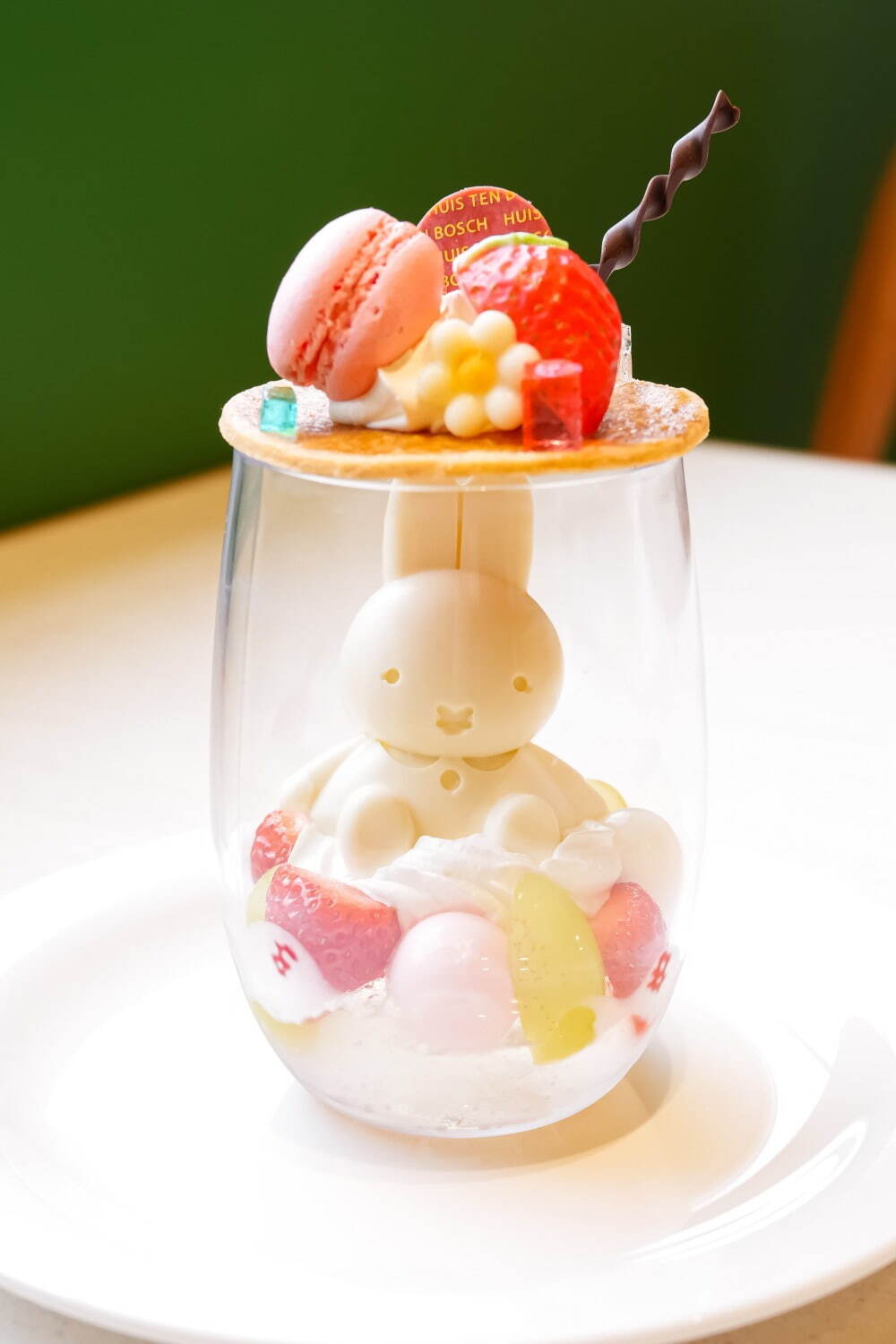 おかしのくにのミッフィーパフェ 1,700円