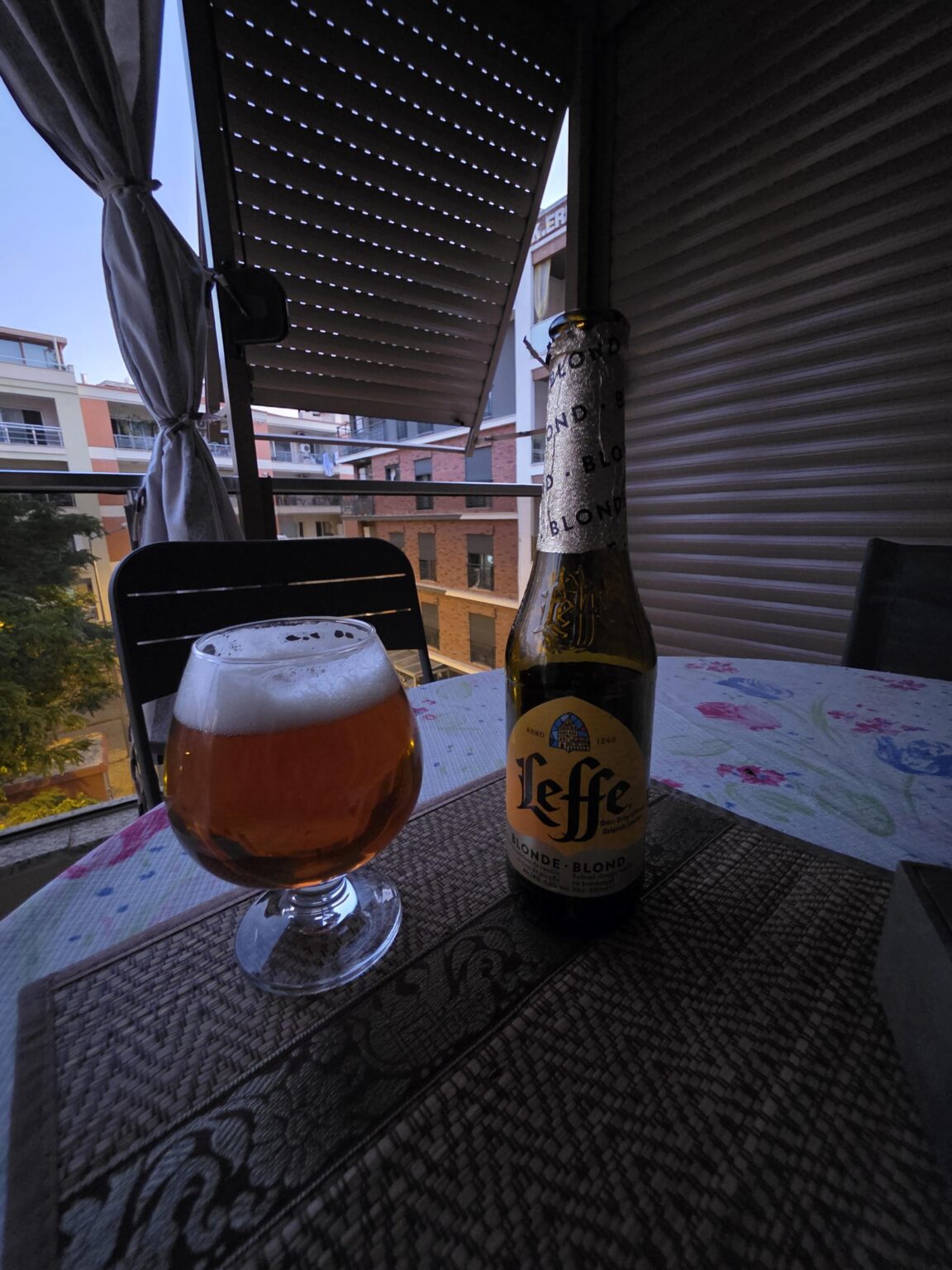 私がトルコで持っている素敵なベルギーのビール。私のグラスはこれにはあまりにも悪いですか？これは私が持っている最高でした