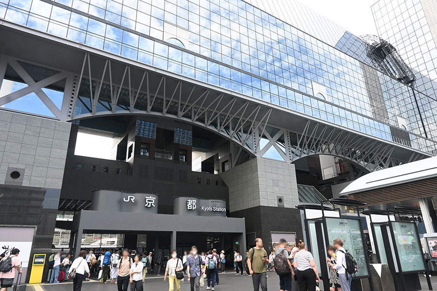 朝から観光客が多く集まる、JR京都駅から出発！