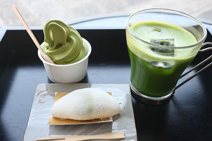 抹茶、抹茶ソフトクリーム、お菓子がセットになったお得な「ティータイムセット」（1045円）。写真はアイスだが、ホットもあります