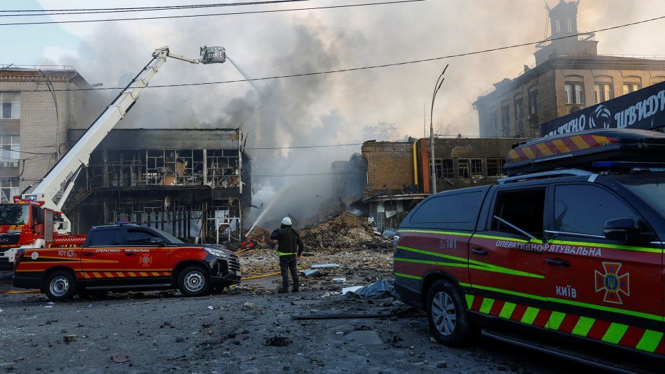 キーウへのロシア軍のドローン・ミサイル攻撃に対応する消防車両/Valentyn Ogirenko/Reuters