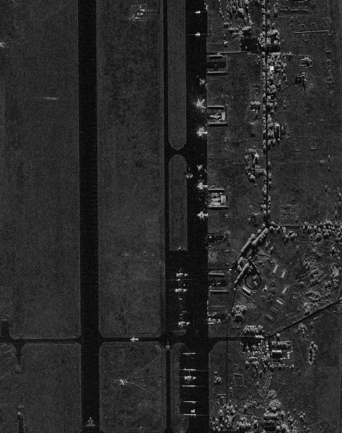 衛星画像には航空機が被害を受けた様子が写っているように見える＝２日、イルクーツク州のロシア軍飛行場/Capella Space/Handout/Reuters