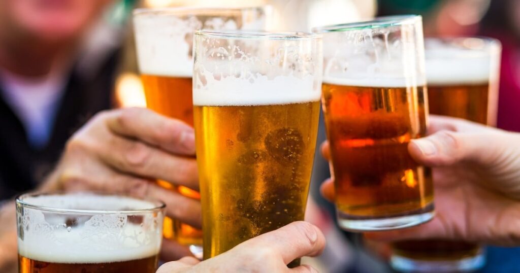 ヨーロッパの平均でアルコールを消費しているアイルランドの人々は昨年4.5％減少します、と数字は示しています