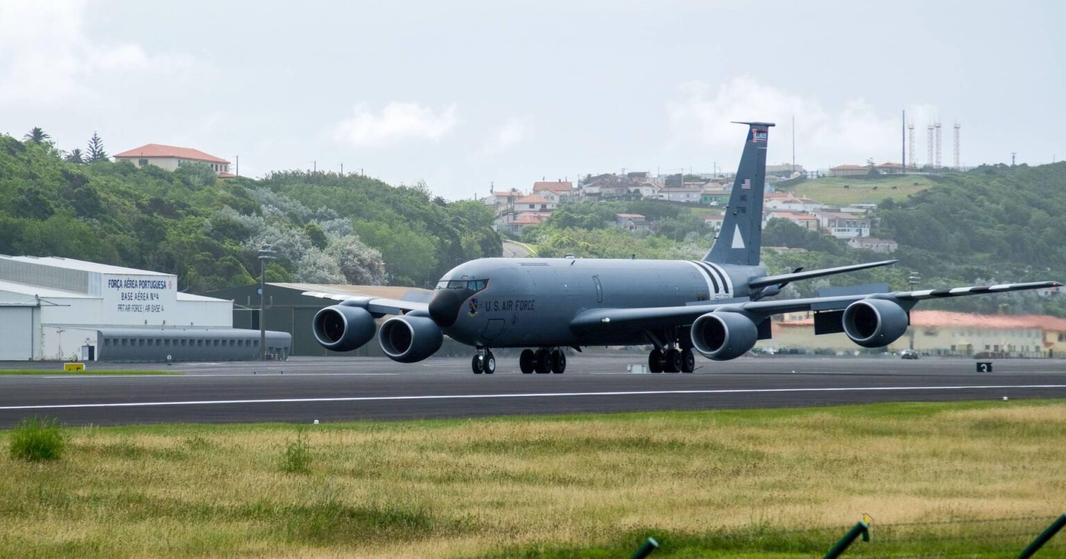 Lajes基地に駐車された12の米軍航空機、PSは政府に説明を必要としています