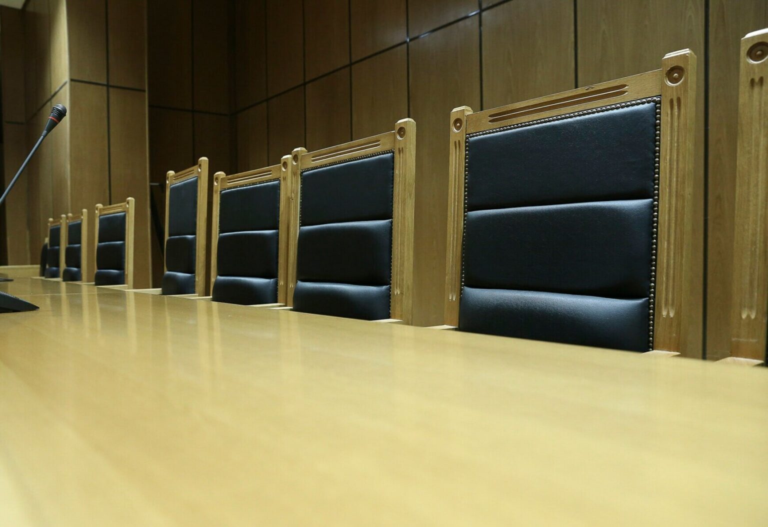 EPに緩和することなく生涯。 Corconea-刑務所に戻ります