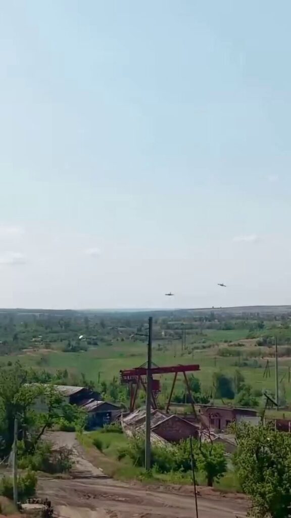 ロシア空軍のSU-25は、今日、ウクライナのドネツクを介して迷惑なロケットサルボで誤ってウィングマンを撃ち落としました。