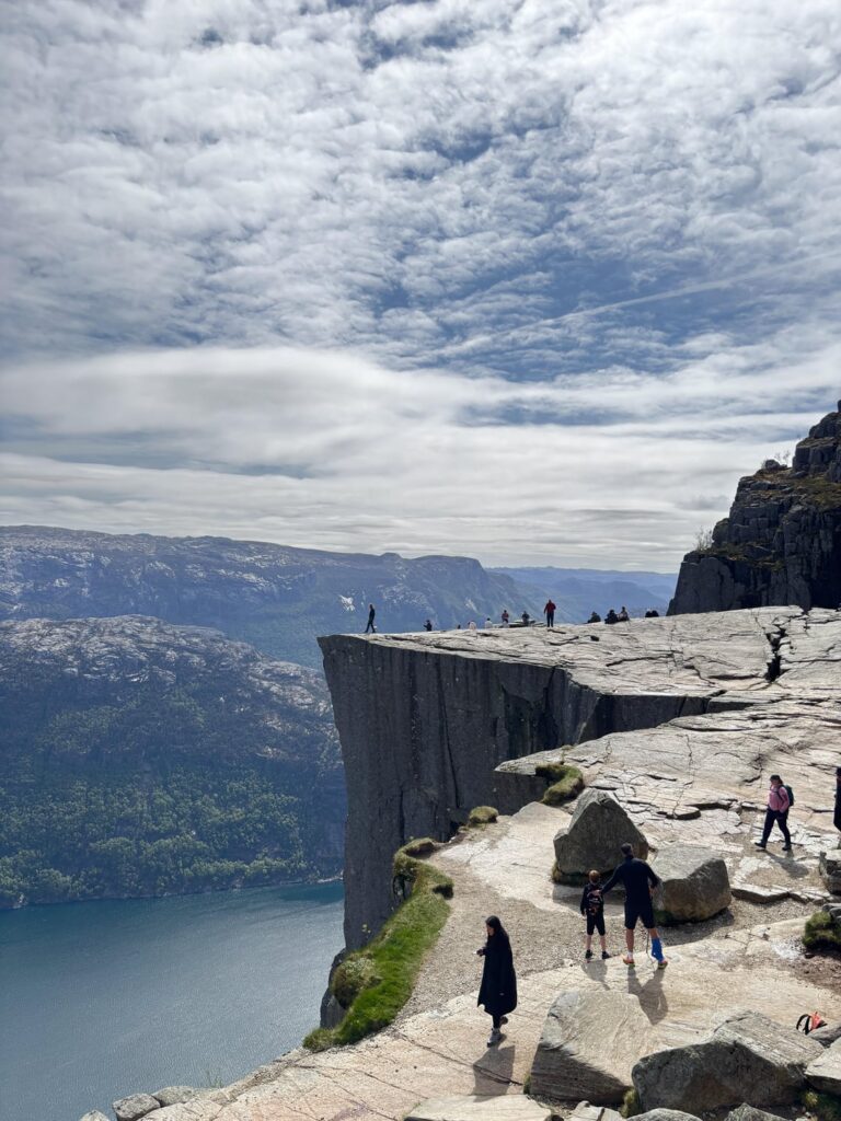 ノルウェー西部への春の時間旅行。晴れた空だけ。