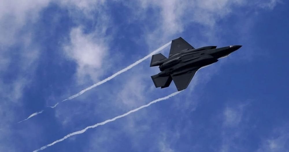 歴史上初めて、F-16がロシアのSU-35「フランカー」を撃downしたことが報告されています。昨日、ロシアのSU-35が待ち伏せされました。スウェーデンのSAAB 340 AEW＆Cが国境から200〜300 km検出し、データをF-16に中継しました。