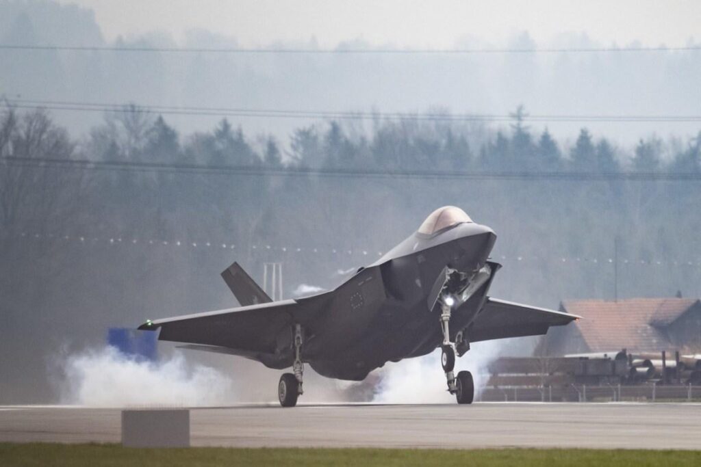 私たちに対するスイスの請願F-35ファイタージェットは42,000の署名を集めます