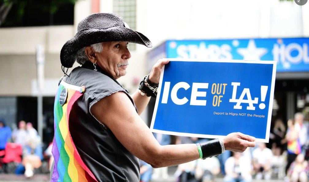 3 日目に突入しようとする 米LA 移民摘発をめぐる抗議デモ。日本からだと、抗議をしている側の目的や意図がよく見えないと思うので、彼らが手にしているプラカードの中身をご紹介したいと思います。まず圧倒的に目につくのが ICE OUT OF LA のプラカード