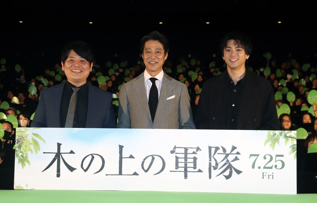 堤真一、沖縄戦の史実を基にした『木の上の軍隊』は「死が美徳ではなく生きて前に進む話」 – THR Japan 左から)平一紘監督、堤真一、山田裕貴©︎The Hollywood Reporter Japan