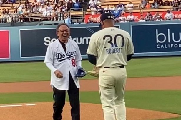 背番号「DENNY80」デニー知事、白球に「平和を希求」沖縄の思い込め ロバーツ監督がキャッチ 米ロサンゼルス・ドジャースタジアム