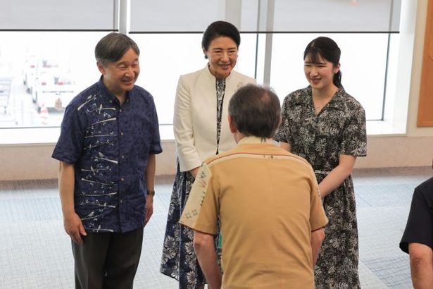 天皇ご一家、2日間の沖縄訪問を終了　那覇空港から出発