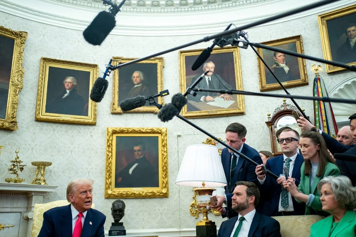 大統領執務室でのトランプ大統領とバンス副大統領＝３月１２日/Bonnie Cash/Bloomberg/Getty Images