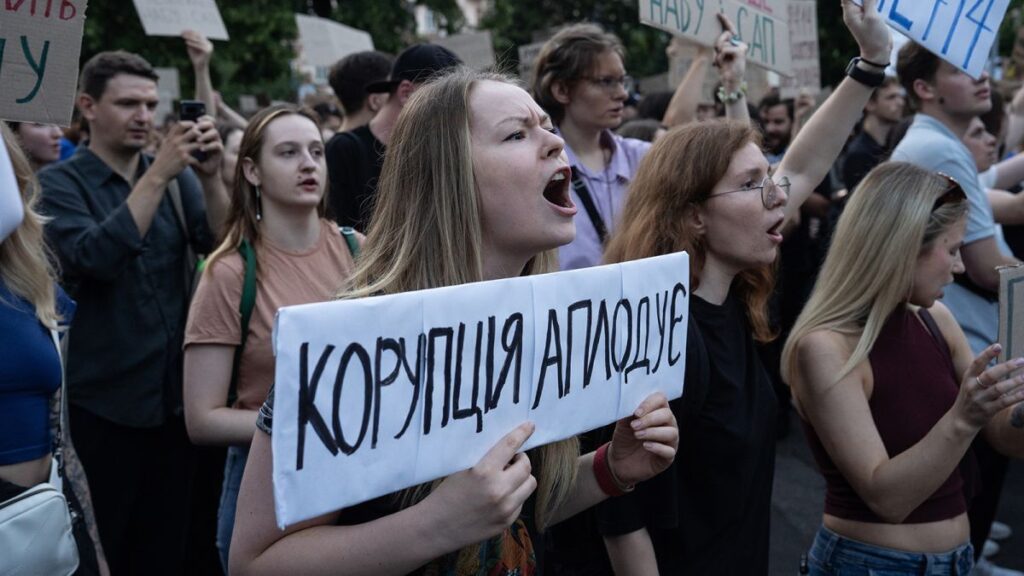 汚職捜査機関が独立性失うおそれ、法改正に大規模な抗議デモ　ウクライナ - CNN.co.jp