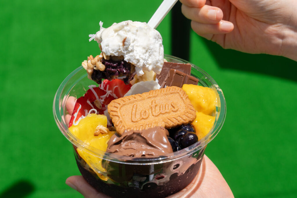 アサイーボウル・グリークヨーグルト専門店「アサイー工房京都木津店」のグリークヨーグルトなどをすくっている画像