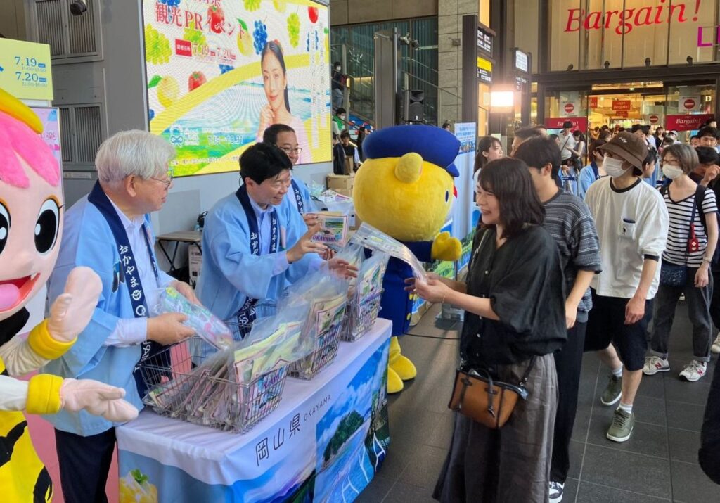 来場者に観光パンフレットなどを配る伊原木知事（左から２人目）ら＝ＪＲ大阪駅