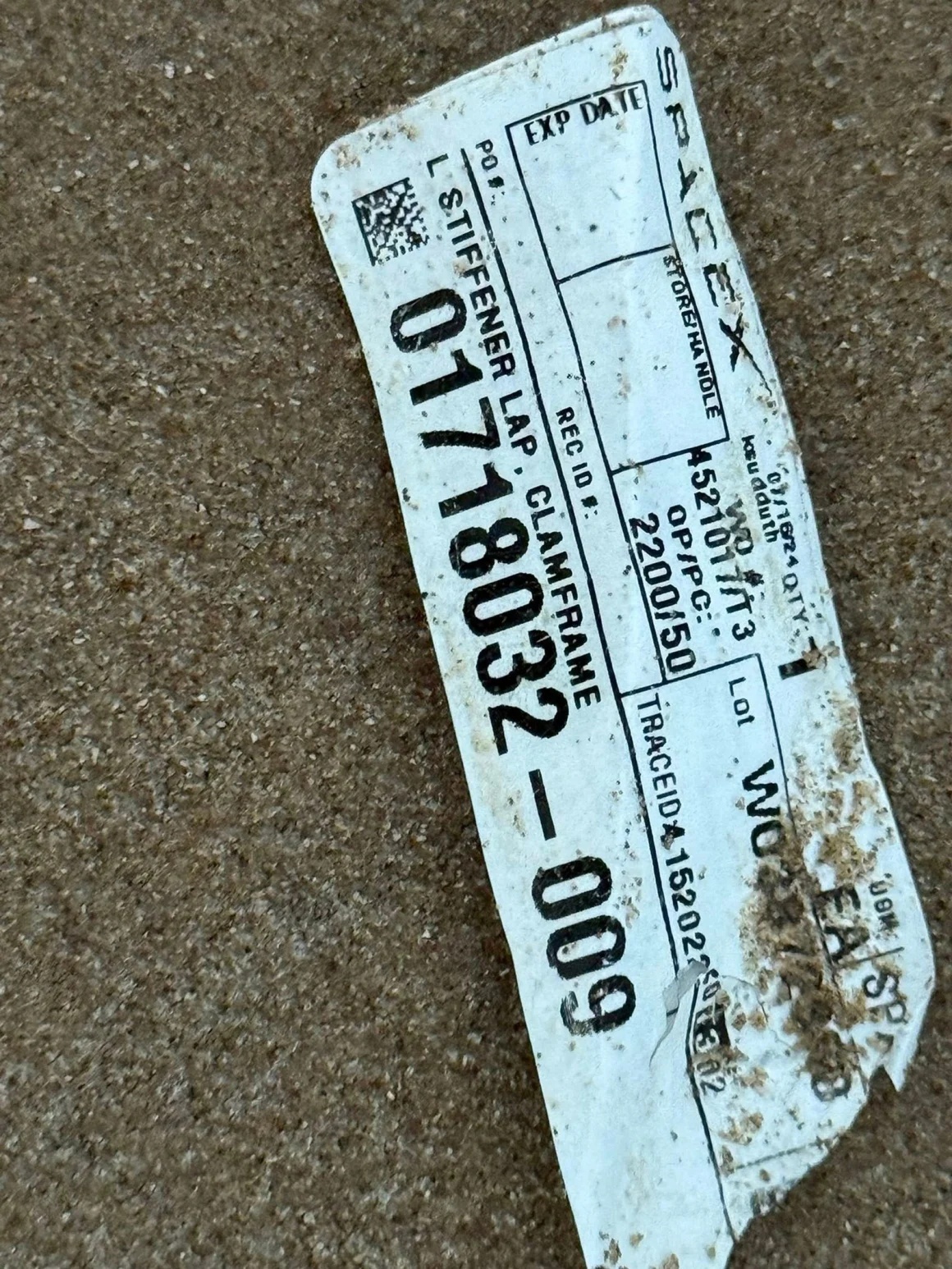 ５月にバグダッドビーチに漂着したラベル。スペースＸのロゴが入っている/Courtesy Jesus Elias Ibarra