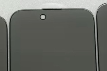 アップル「iPhone 17 Air」フロントカメラが微妙に左寄りに? - ASCII.jp