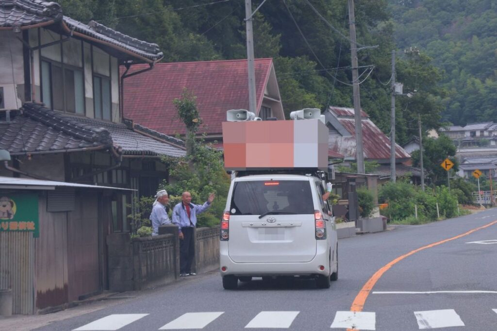 中山間地域を走る岡山選挙区の立候補者の選挙カー。地方創生を巡る論戦は深まりを欠いている＝１２日、井原市内（画像の一部を加工しています）