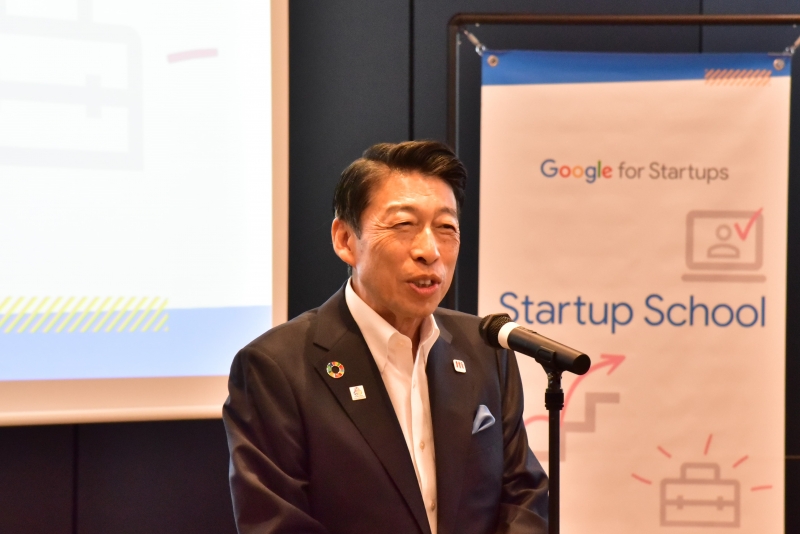 あいさつする知事