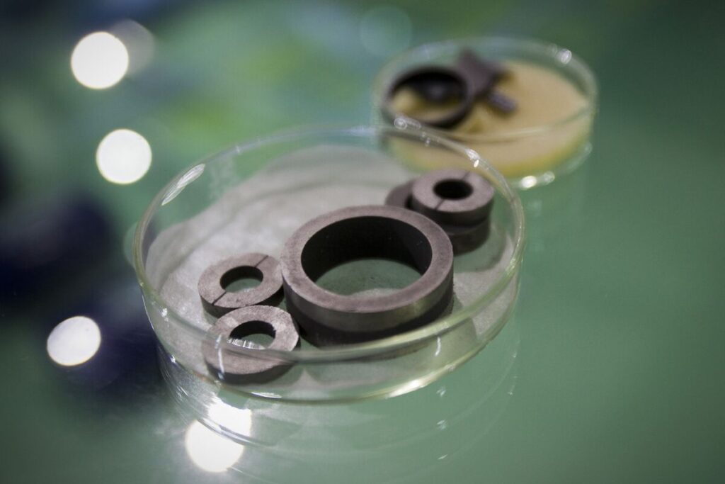 中国のレアアース磁石、より速いペースでの輸出望む－米財務長官 - Bloomberg