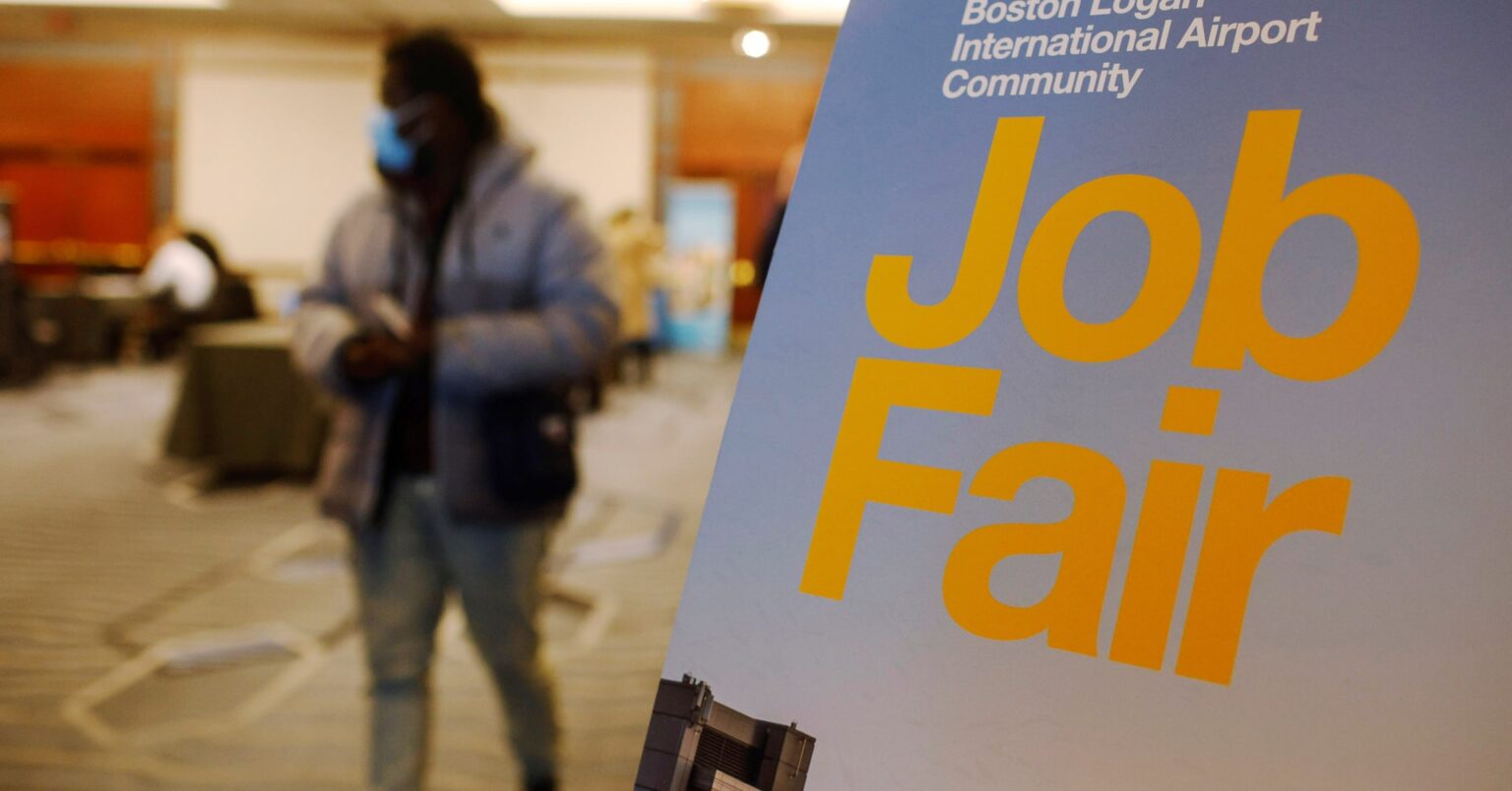 米5月求人件数、37.4万件増　関税の先行き不透明感から採用は減 | ロイター