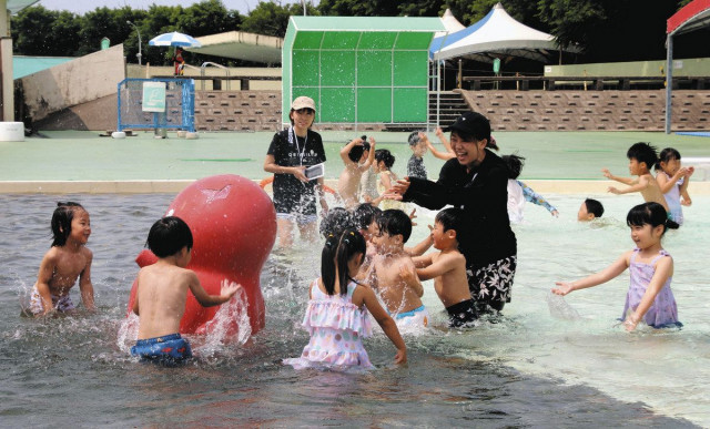 夏だ！楽しい水遊び　金沢 健民海浜プール始まる