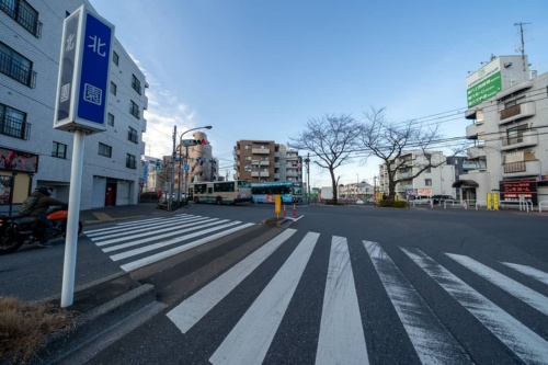 都心を背にした北園交差点。前方が放射7号線東側区間（写真：大上 祐史）