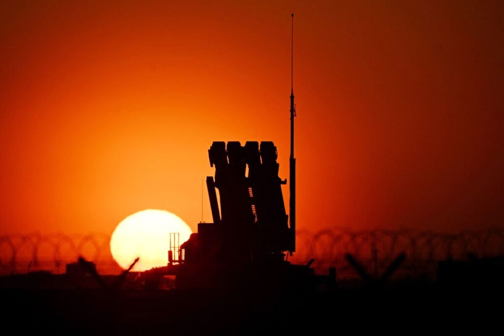 トランプ政権、ウクライナへの兵器供与停止－ロシアの大規模攻撃下で - Bloomberg