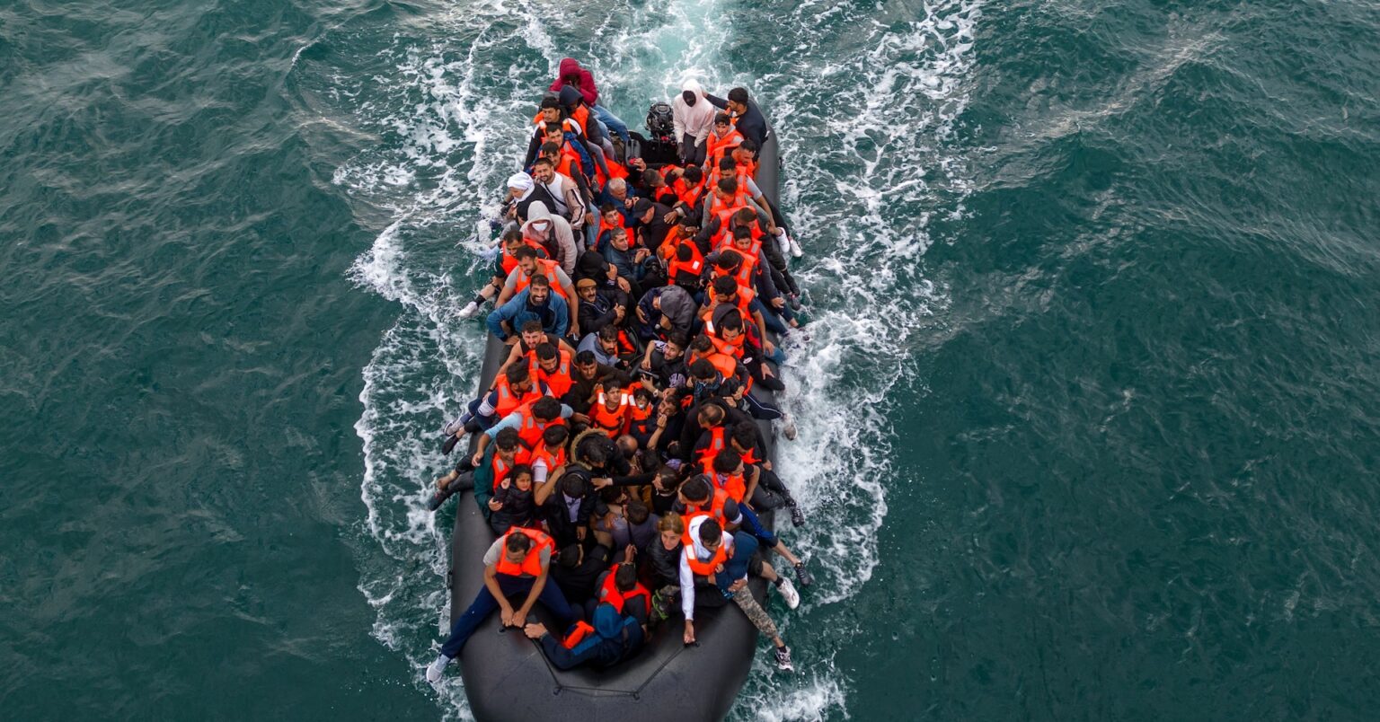 英国へのボート難民、上半期で過去最多約2万人　昨年から5割増 | ロイター