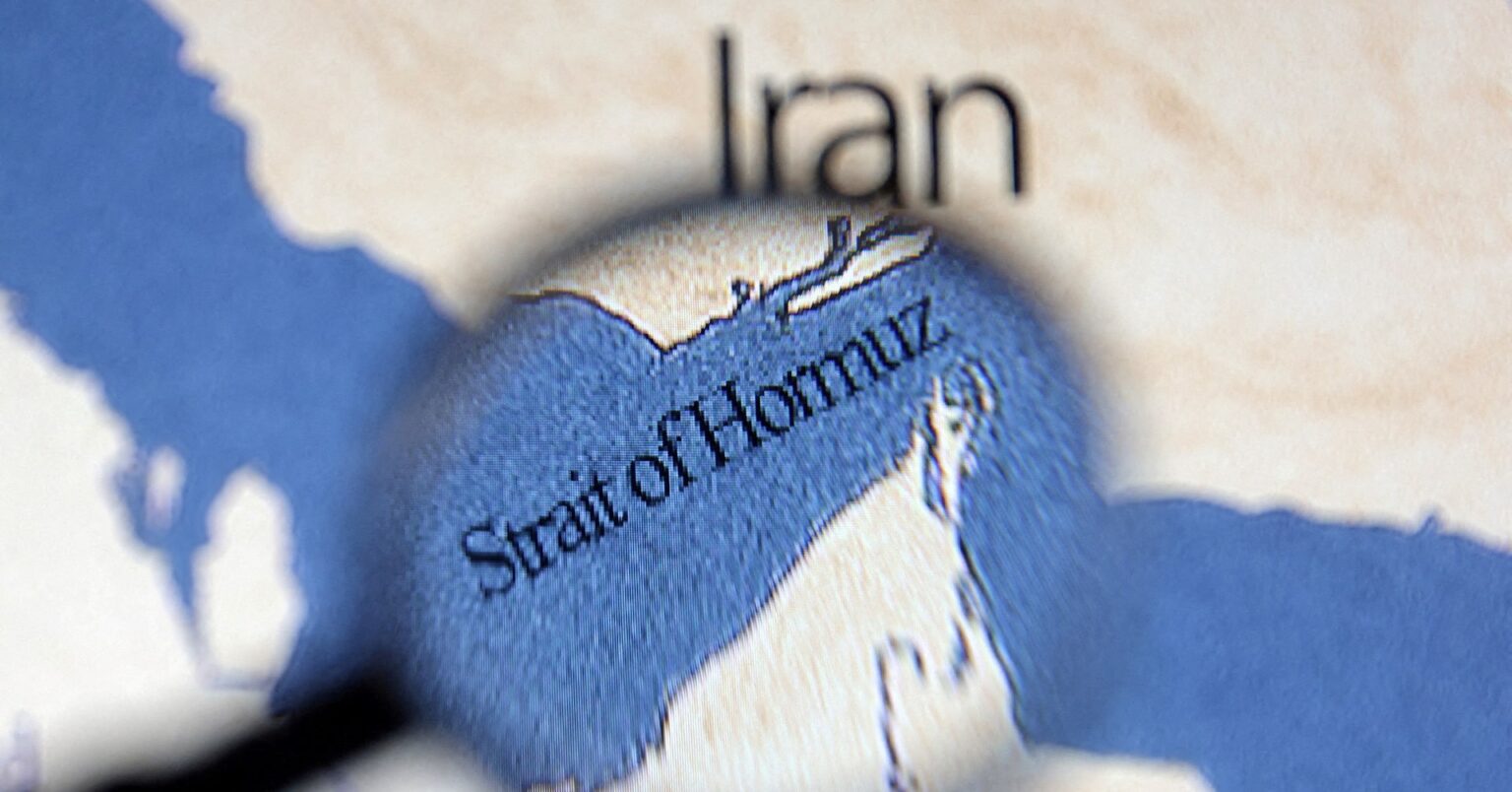 アングル：イラン艦艇に機雷、ホルムズ封鎖準備か　米情報機関が探知 | ロイター