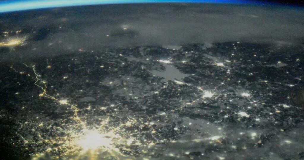 「公式発表」は怪しい？ スウェーデンは宇宙から見た夜のモスクワの画像を利用してロシア経済の実態を推察 | Business Insider Japan